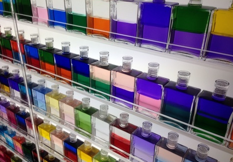 店内のオーラソーマボトル